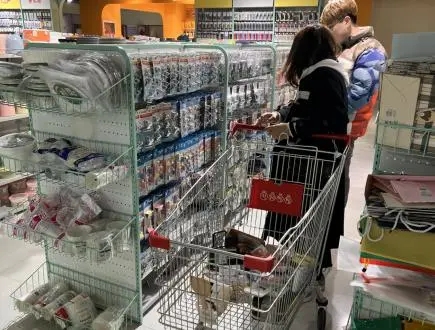 2元批发店爆火，国外订单猛涨，义乌的小生意和烟火气一起回